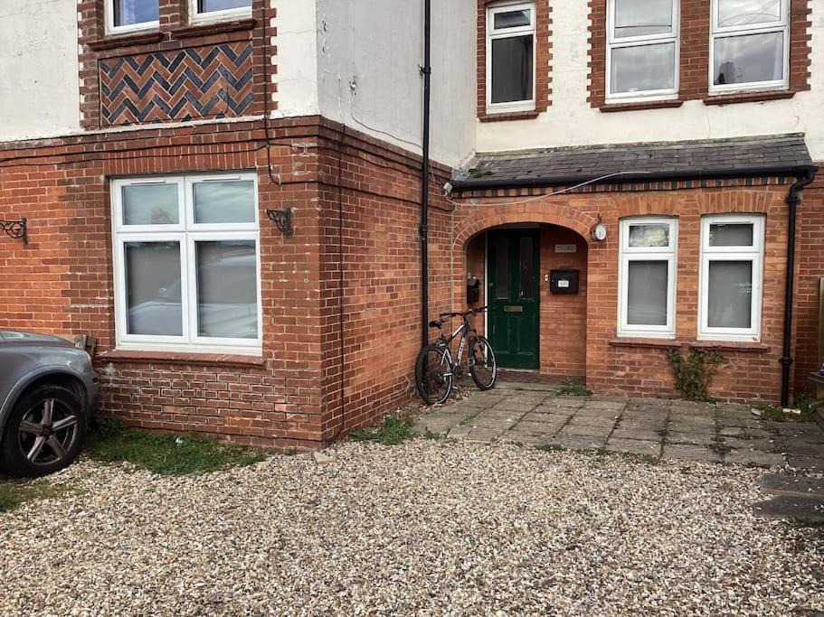 Two Bedroom, Off-Road Parking Ludgershall  Exteriér fotografie